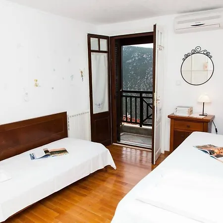 Apollon Stone In With Breathtaking Views 特尔斐