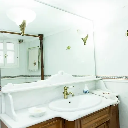 Apollon Stone In With Breathtaking Views 特尔斐